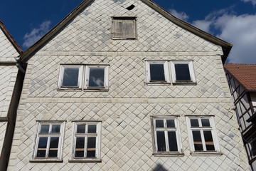 Fototapeta na wymiar Historisches Fachwerkhaus mit Schindeln in Melsungen