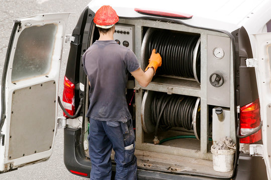 van service of professional sewer worker  for flooding and unblocking
