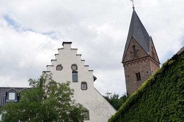 Fototapeta na wymiar Burg Kallmuth und Kirchturm von St. Georg