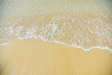 Fototapeta na wymiar 波寄せる砂浜