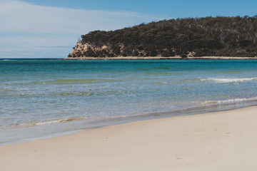 Obraz premium sunny pristine and deserted beach overlooking the South Pacific Ocean
