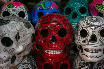 Artesanía mexicana: calaca de barro pintada con colores. Una calaca es una figura de un cráneo o esqueleto comúnmente utilizado para la decoración durante el festival del Día de Muertos