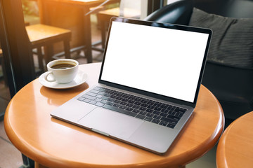 Fototapeta premium Makieta obrazu laptopa z pustym białym ekranem pulpitu na drewnianym stole