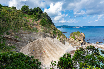 島と砂場と澄んだ海