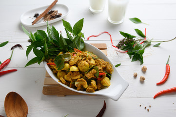 Stir fried pork ribs with curry paste