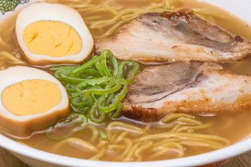 豚骨醤油ラーメン