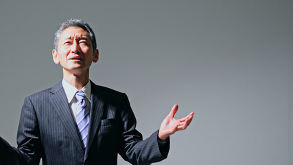 演説する中高年男性