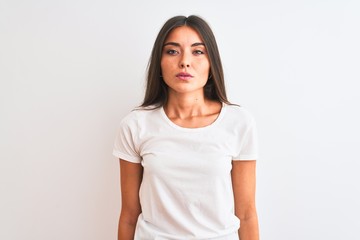 Obraz premium Young beautiful woman wearing casual t-shirt standing over isolated white background Relaxed with serious expression on face. Simple and natural looking at the camera.