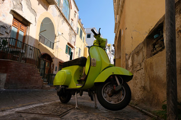 Naklejka na ściany i meble Scooter dans une rue de l'île de Procida