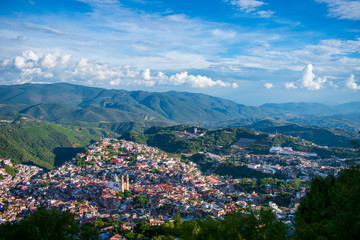 Fototapeta na wymiar Vista panorámica del atardecer en Taxco Guerrero desde el mirador del Cristo Taxqueño, México