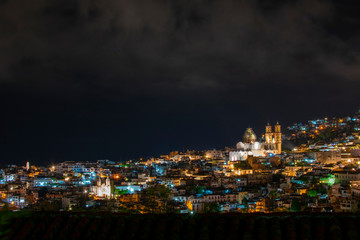 Taxco Guerrero de noche, mostrando las luces de la ciudad