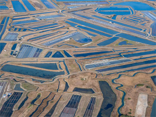 vue aérienne de marais salants sur l'île de Noirmoutiers en france