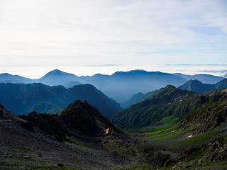 槍ヶ岳山荘から望む常念山脈と槍沢