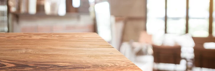 Foto op Plexiglas houten tafelblad product display achtergrond met vervagen mensen in groen café restaurant. linker perspectief houten aanrecht. Banner mockup presentatie voor uw product online © weedezign