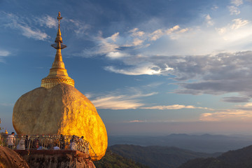 Goldener Felsen von Kyaikthiyo in Myanmar