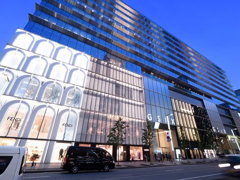 銀座シックスと中央通り