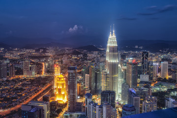 Fototapeta na wymiar マレーシア・KLタワーから眺めるツインタワーとクアラルンプール中心部の夜景