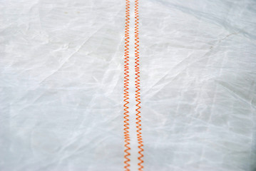 Aufsicht auf ein Segeltuch mit einer roten Naht