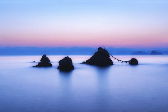 三重県・伊勢市 夫婦岩の夜明けの風景