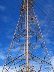 秋の空と送電鉄塔