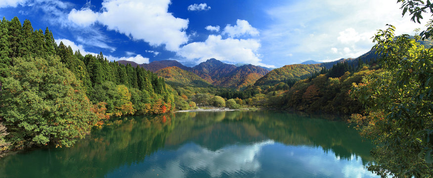新潟県・湯沢町 紅葉の大源太キャニオンのパノラマ風景