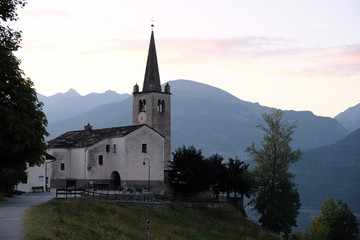 Fototapeta na wymiar Chiesa di montagna di Val D'aosta all'alba