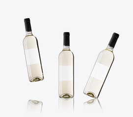 Mockup botellas de vino blanco flotando