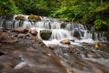 Obraz premium Chalpa River with a cascade of waterfalls. Russia Novgorod region, Borovichi district
