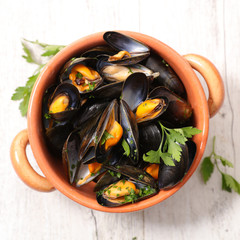 mussel with wine and parsley