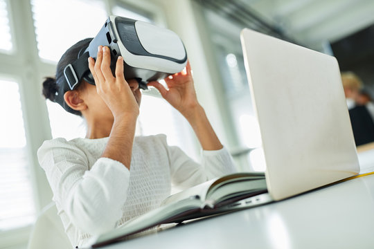 Kind mit Virtual Reality Brille am Laptop Computer
