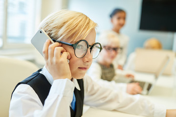 Junge als Manager telefoniert mit dem Smartphone