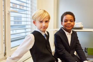 Zwei multikulturelle Kinder als Geschäftsleute