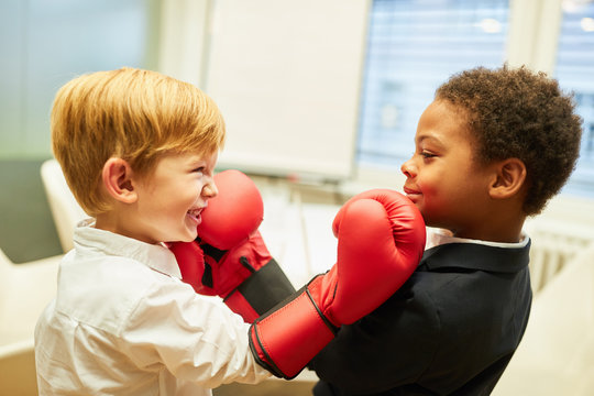 Zwei Jungen als Business Leute mit Boxhandschuhen