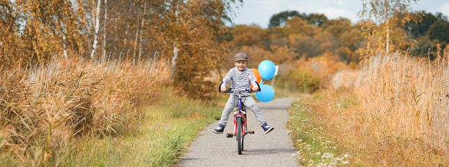 Junge im Herbst beim Radfahren