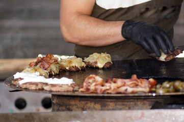 Burger Fleisch wird auf dem Grill zubereitet