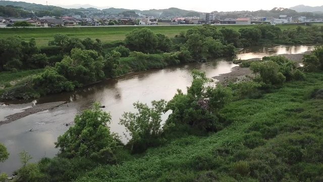 木々に囲まれた川を中心に旋回 夕日に輝く川面 河川敷 空撮 POI ポイントオブインタレスト 低空 v06_258(DJI_0210_1)
