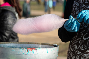 hands make candy floss in the park
