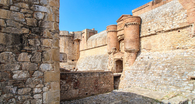 Forteresse de Salses pr&egrave;s du Village of Rivesaltes dans les Pyr&eacute;n&eacute;es-Orientales en France