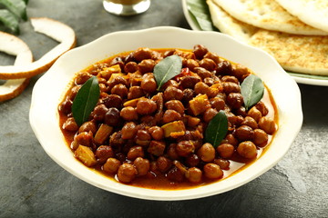 Delicious and spicy vegetable curry made of chickpea.