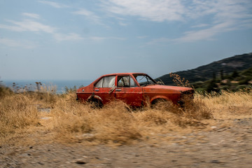 Voiture abandon&eacute;e colline herbe effet vitesse