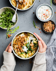 Pasta with arugula, almonds and soft goat cheese