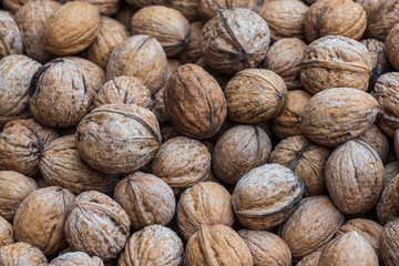 Nahaufnahme von Walnüssen auf dem Wochenmarkt