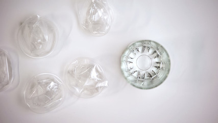 Difference between plastic cup and water glass, reusable drink material, ecology