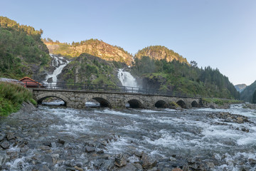Latefossen Wasserfall in Norwegen mit Steinbrücke