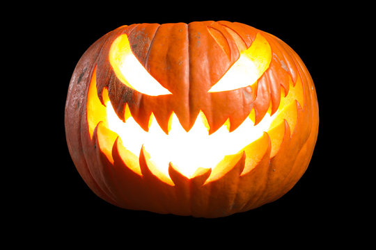 Halloween, K&uuml;rbis, freigestellt mit schwarzem Hintergrund