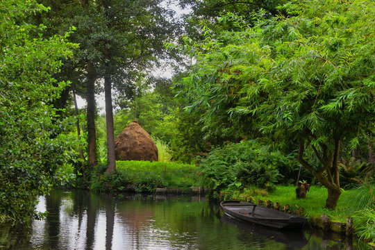 Partei im Spreewald mit Kahn und Heuschober