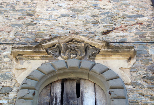Arco antico con bugnato protome e gargolla