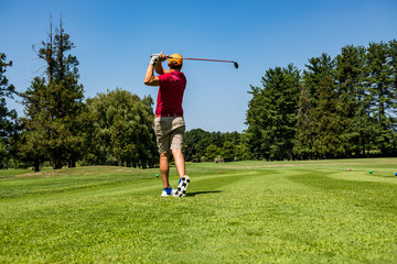 Obraz premium Close up Golfer is driving golf ball to green course