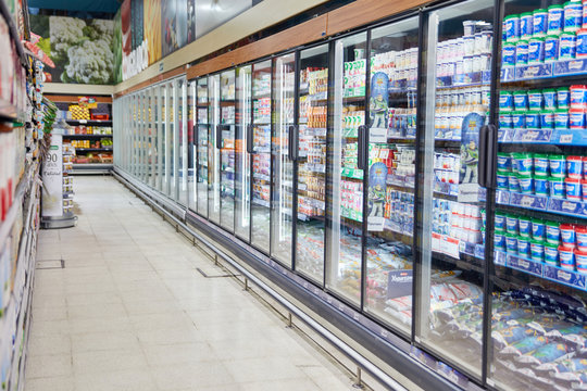 K&uuml;hlregal mit Milchprodukten im Supermarkt