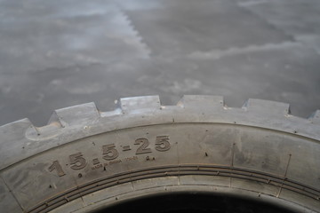 opona do traktora na sali fitness - crossfit © MAREK